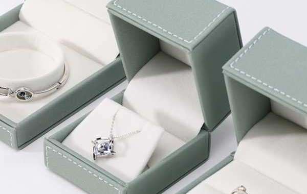 What is the function of a jewelry packaging box?